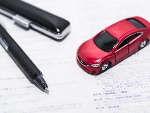 赤い車と印鑑